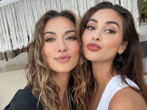 Lindsey Morgan Instagram - Birthday blessings & gratitude ✨🙏🏽
Sending so much love & light to y’all 🙏🏽✨