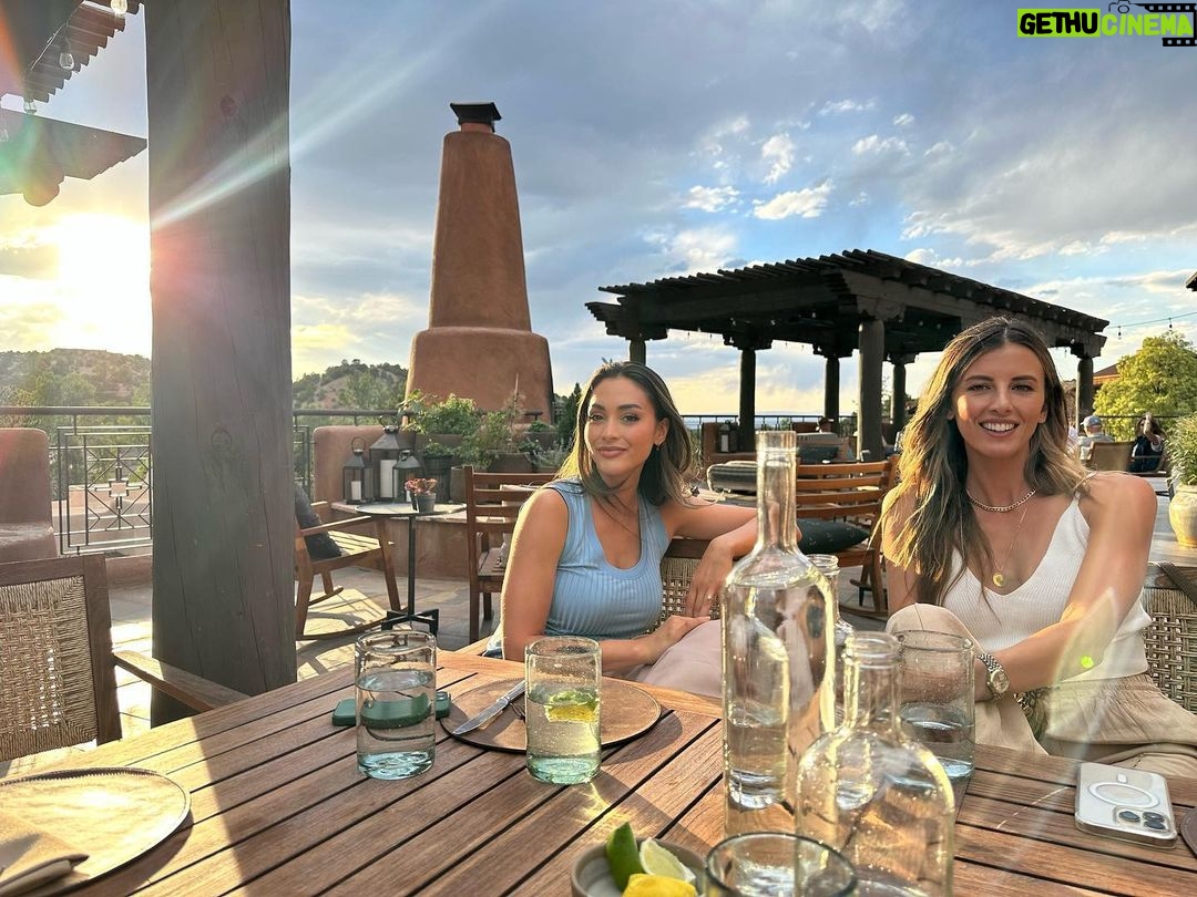 Lindsey Morgan Instagram - Santa Fe you stole my heart. Such a beautiful weekend shared with beautiful friends, new and old. Thank you @bishopslodgeauberge and @saucyortegs for showing us such hospitality. And congratulations again to my love @shaun_sipos and dear friend @wollrab for an incredible opening for their rendition of A STEADY RAIN. It’s running for one more week. Link to tickets are in the post before.