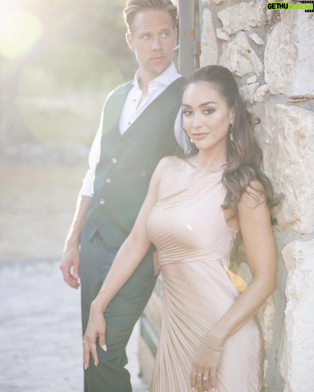 Lindsey Morgan Instagram - The Rehearsal Dinner Pt. 1 Thank you so much to all of our incredible vendors for making this the beginning of the most magical weekend 📸 @charmingimages Venue Villa Artique @feel.austin Hosted by @karenadawn Tables & chairs @lootrentals Plates & Glassware @tablemannerstx Cocktails @madremezcal Our incredible chef Meredith Shaffer Planning @hillcountrynative