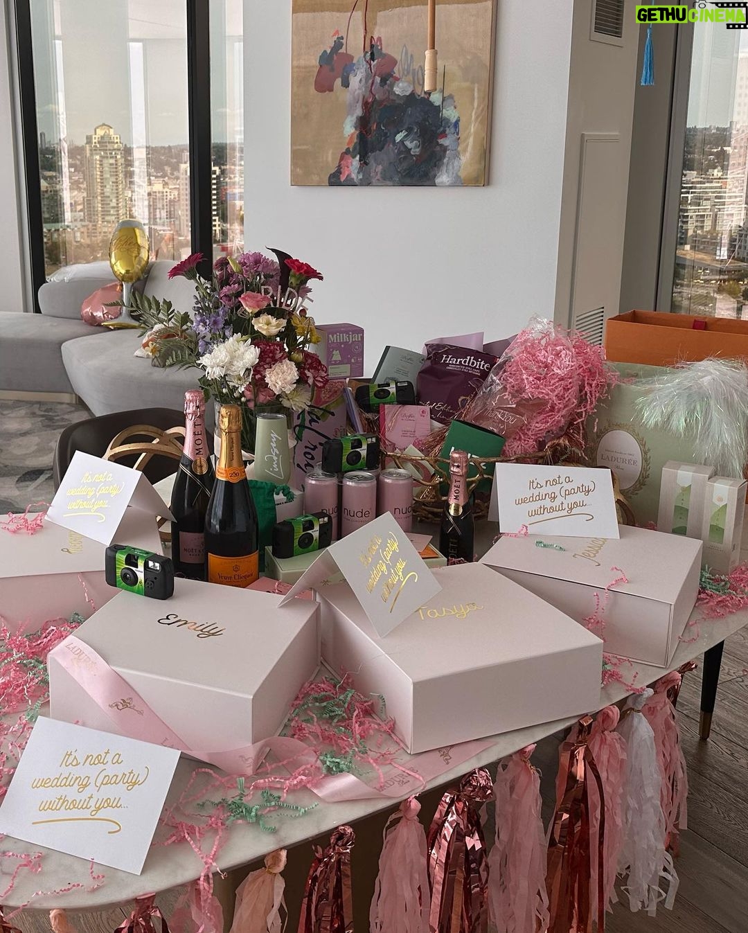 Lindsey Morgan Instagram - Proposing to my gals @jwmarriottvan 🥹 with @birdygrey JW Marriott Parq Vancouver