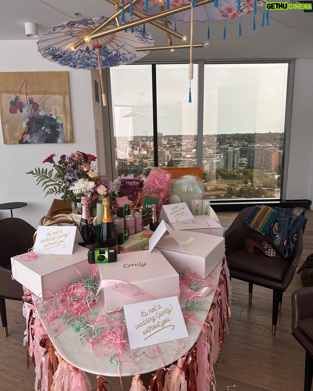 Lindsey Morgan Instagram - Proposing to my gals @jwmarriottvan 🥹 with @birdygrey JW Marriott Parq Vancouver