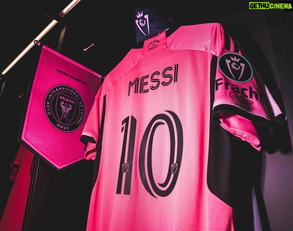 Lionel Messi Instagram - A cuartos!! 🙌 @thechampions Chase Stadium