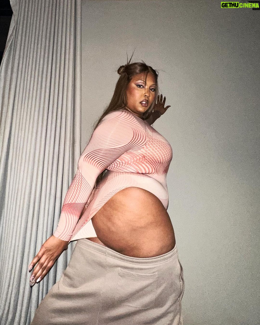Lizzo Instagram - EASY SNATCH-CESS! THIS BODYSUIT IS CALLING UR NAME! @yitty <——— U KNO U WANNA😚