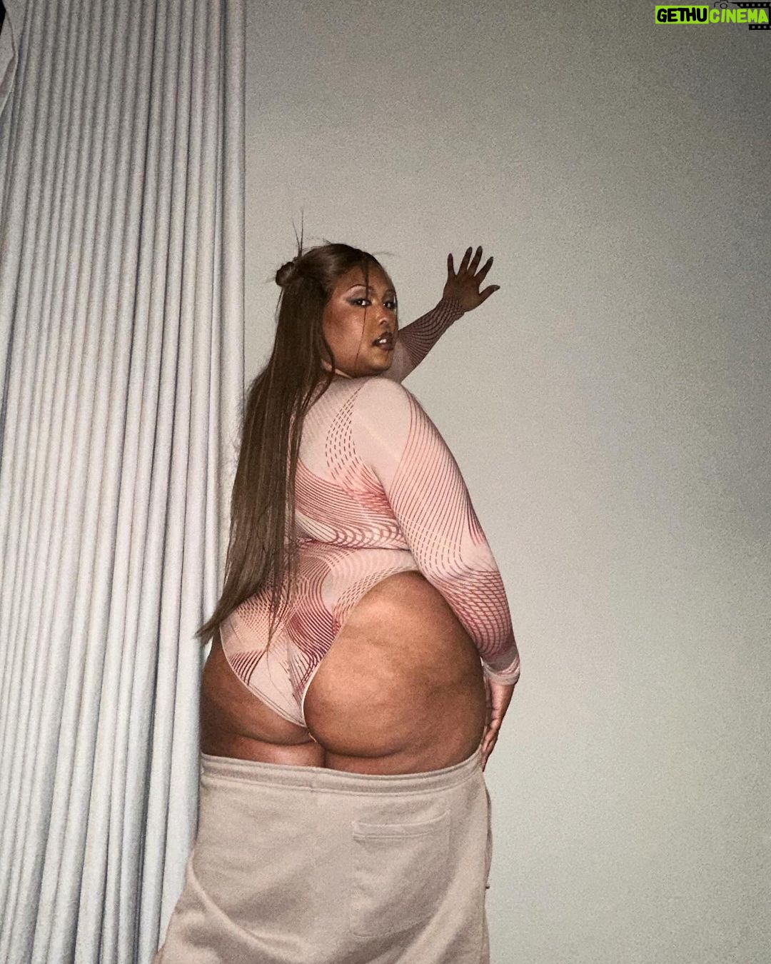 Lizzo Instagram - EASY SNATCH-CESS! THIS BODYSUIT IS CALLING UR NAME! @yitty <——— U KNO U WANNA😚