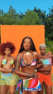Ludmilla Instagram - E se eu levasse um fã pra curtir um show meu direto do deserto da Califórnia em abril? Liberei um trecho de Piña Colada aqui na biblioteca de áudios do Instagram e eu vou ficar de olho em todo mundo que postar seu vídeo usando a hashtag #LudTeLevaPraCalifornia. Bora tomar essa Piña Colada juntos? 🍹🫶🏾