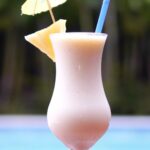 Ludmilla Instagram - Piña Colada por Ludmilla 3.10 ml de @ryancastrro 1 dose de rum 1 dose de leite de coco 2 doses de suco de abacaxi Modo de Preparo: Junte todos os ingredientes em um liquidificador e adicione gelo. Bata até incorporar. Sirva em uma taça.