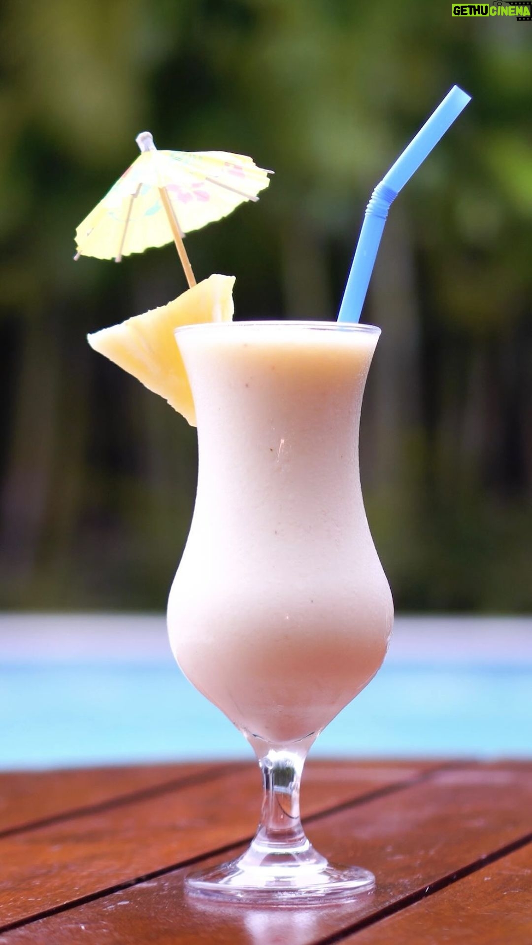 Ludmilla Instagram - Piña Colada por Ludmilla 3.10 ml de @ryancastrro 1 dose de rum 1 dose de leite de coco 2 doses de suco de abacaxi Modo de Preparo: Junte todos os ingredientes em um liquidificador e adicione gelo. Bata até incorporar. Sirva em uma taça.