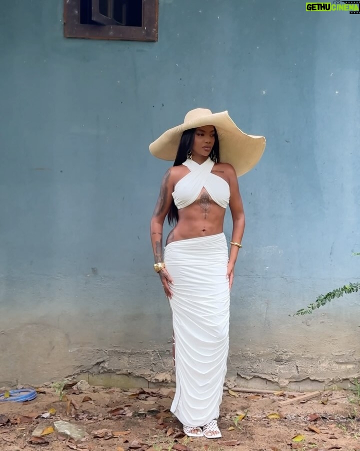 Ludmilla Instagram - Bora beber uma Piña Colada? 🍹 Amanhã, 03/04 às 21h. Pré save disponível nos stories. #LudTeLevaPraCalifornia
