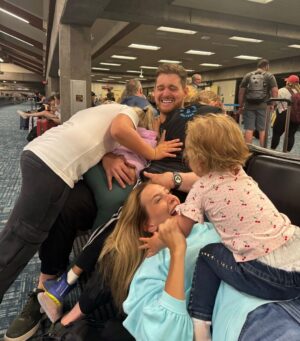 Luisana Lopilato Instagram - Doesn’t matter where we go or what we’re doing. Whether it’s a Hawaiian vacay or the chaos of an airport on the way home. It’s always better when we’re together. 
We wish the same for you and your families this Easter. ❤️ 

No importa dónde vayamos o qué estemos haciendo. Si es de vacaciones en Hawaii o el caos del aeropuerto de vuelta a casa. Siempre es mejor cuando estamos juntos. 
Les deseamos lo mismo para sus familias esta Semana Santa. ❤️