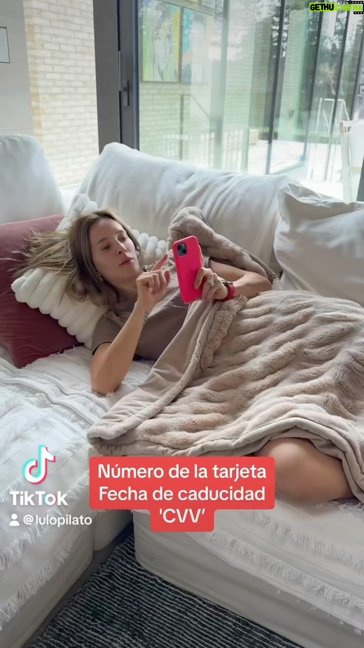 Luisana Lopilato Instagram - El verdadero LPMQTRMP!! 🫢 Cuando compras online. The real shituation🫢 When you buy online.