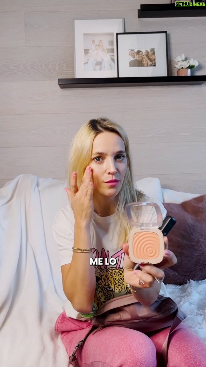 Luisana Lopilato Instagram - Fin del misterio🤭 te muestro todo lo que llevo en mi riñonera sí o sí. El final no te lo esperabas 😧 End of the mystery! I’ll show you everything I carry in my fanny pack no matter what. You didn’t expect the ending. #mybag #whatsinmybag #secretos
