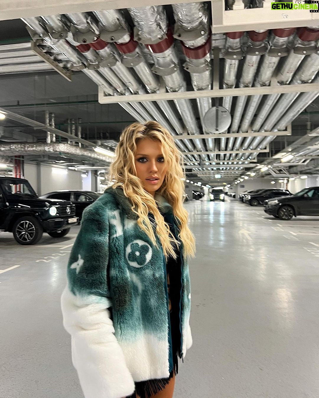 Lyudmila Chebotina Instagram - Эту тачку я сама купила Эту шубу я сама купила Ювелирку, сумки я сама купила И в музло свое я сама вложила🙂