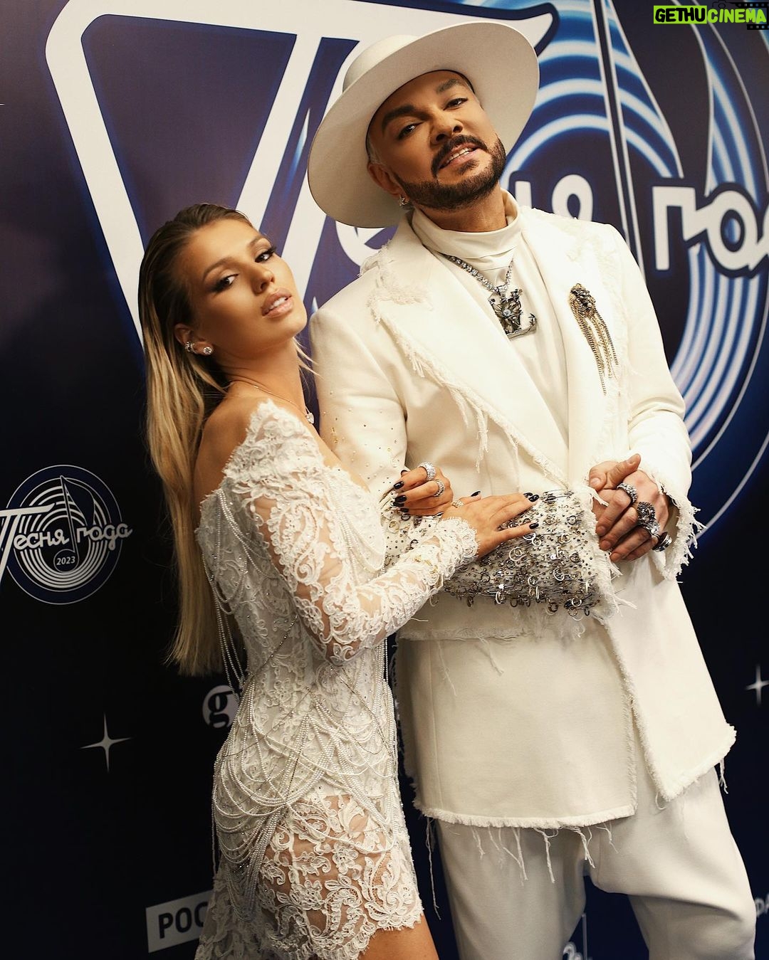 Lyudmila Chebotina Instagram - Сегодня у нас с @fkirkorov песня #КОРОЛЕВА стала Песней Года 2023🙏🏼 А также, моя авторская песня #ЛУЧШАЯПОДРУГА и песня Филиппа, которую написал @andreireznikov #ЕСЛИТЫУЙДЕШЬ тоже получили награду #ПЕСНЯГОДА2023 Dress : @yanadress Photo : @pavelshelkovnikovph