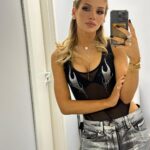 Lyudmila Chebotina Instagram - В гримерке после съемки 😝 Усталь🦦