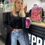 Lyudmila Chebotina Instagram – Забежала в ONE PRICE COFFEE за своим любимым рафом😊
Покупай наш лимитированный Раф Солнце Монако в ONE PRICE COFFEE, снимай Рилс со стаканом под мой трек «Солнце Монако» и участвуй в челлендже с крутыми призами – Ipad, Apple Watch, Airpods и Apple TV!
Подробности в аккаунте у ребят @onepricecoffee
Всем удачи🫰🏼