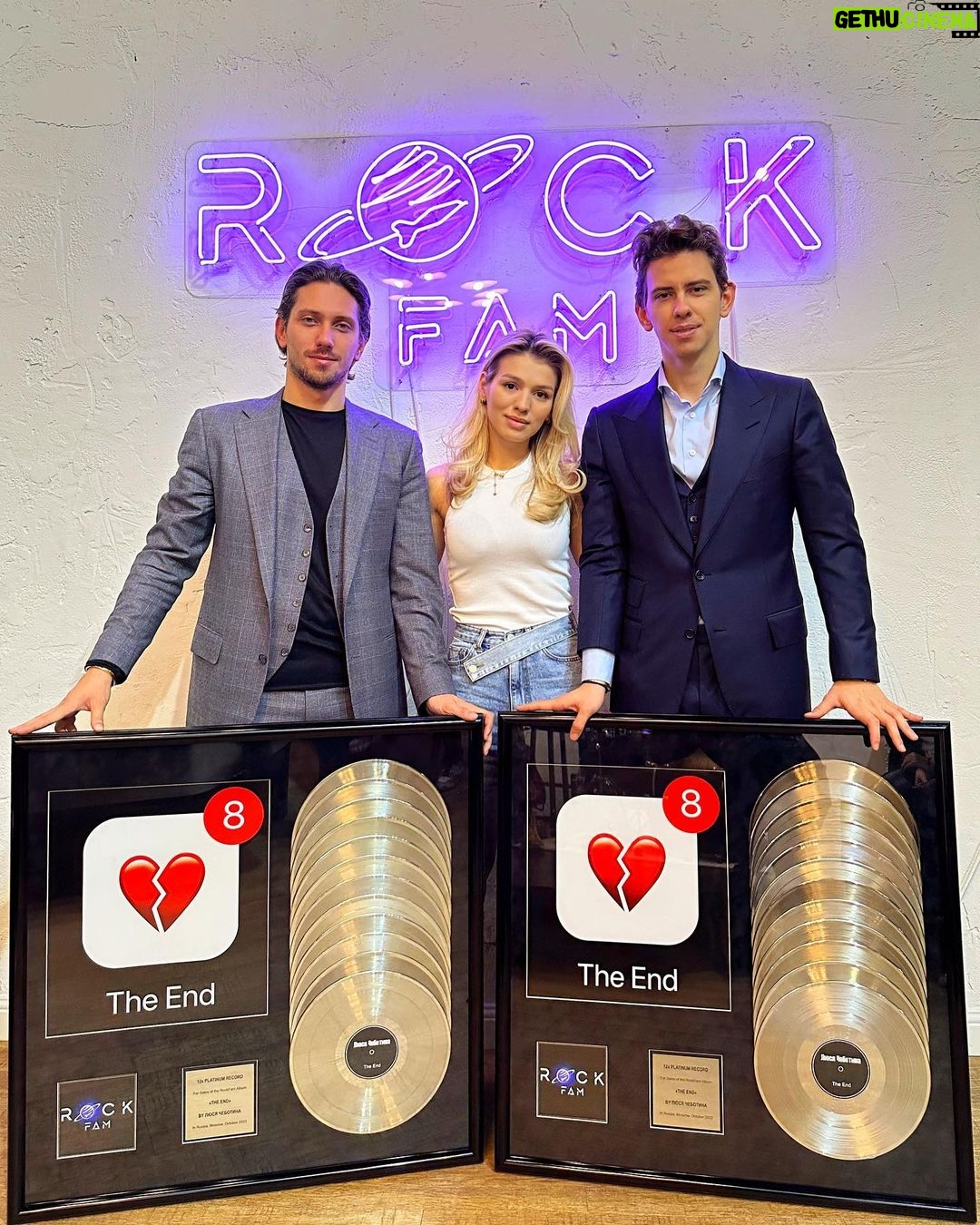 Lyudmila Chebotina Instagram - Вот это сюрприз😻😭 Нет слов… @rockfam.label спасибо, семья🫶🏻 Альбом #theend💔 ..12 платин..шок😭 Спасибо команде лейбла за профессиональную работу и веру в меня, спасибо Давиду Матуа за крутой саунд и звучание🙏🏼 Неужели мечты сбываются😭💔