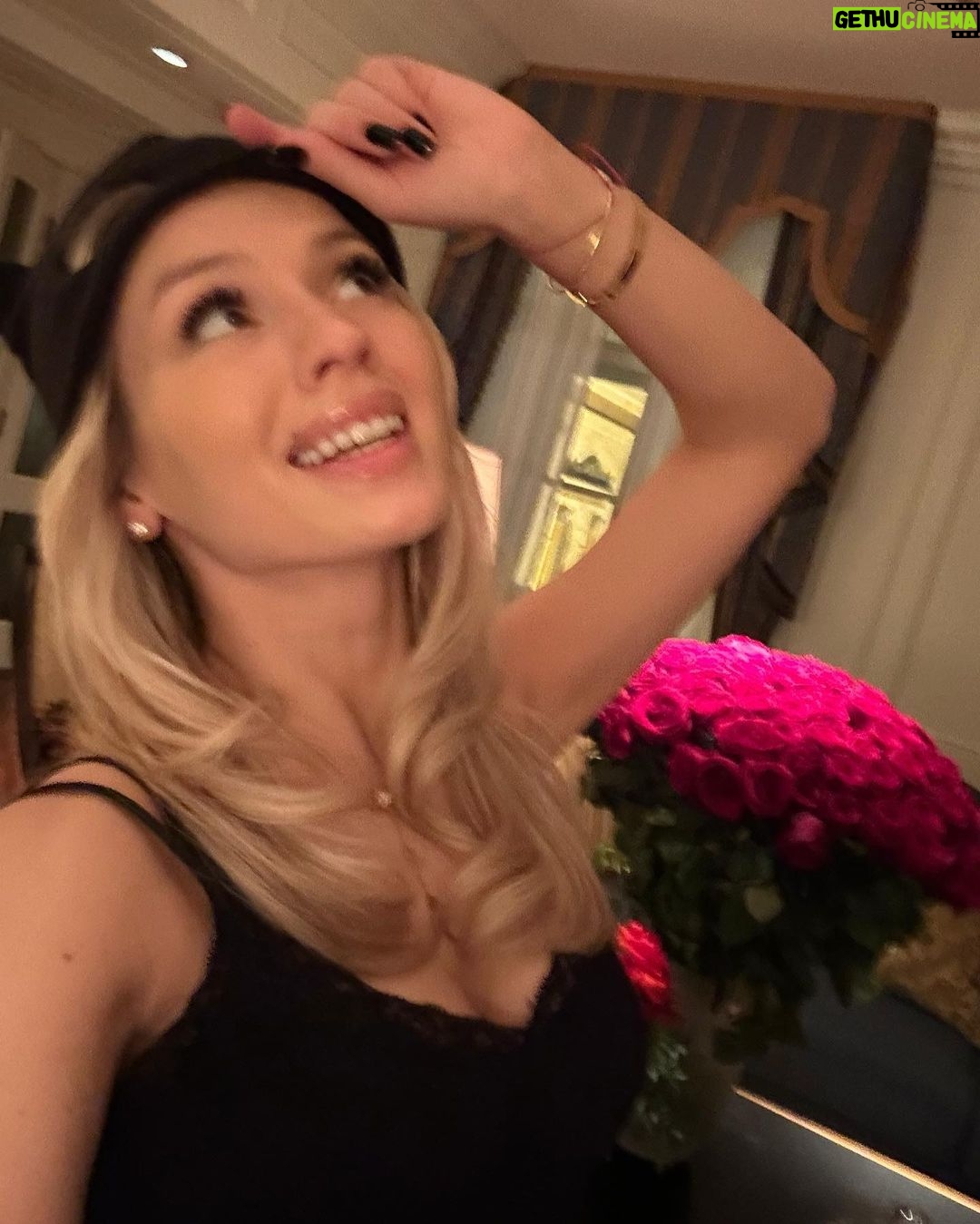 Lyudmila Chebotina Instagram - Внимание! Это не демонстрация мейнстримовой шапки🙈 Пост поважнее🫶🏻 Все зависит от вас! Клип на #МОЁ снимаем? Да/Нет👇🏻