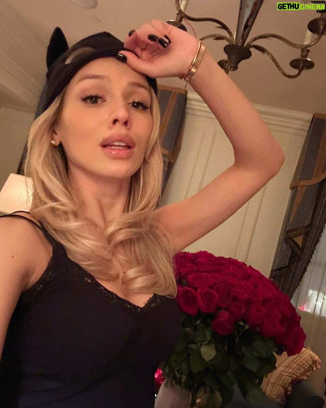 Lyudmila Chebotina Instagram - Внимание! Это не демонстрация мейнстримовой шапки🙈 Пост поважнее🫶🏻 Все зависит от вас! Клип на #МОЁ снимаем? Да/Нет👇🏻