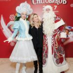 Lyudmila Chebotina Instagram - Вчера начались показы новогоднего шоу "Школа Снеговиков", в котором я приняла участие в роли Волшебного Зеркала. Авторами шоу выступили замечательный писатель Андрей Усачев и всем известный композитор Максим Дунаевский, чью композицию я буду исполнять в этом шоу. Наверняка, у кого есть дети, прекрасно знают эти великолепные истории про удивительных жителей деревни Дедморозовка! И вот впервые эти литературные персонажи оживут в грандиозном шоу на сцене нового концертного зала "Москва" в парке "Остров мечты". Всем советую посетить постановку про новые приключения Деда Мороза и его забавных учеников Снеговичков всей семьей! Будет интересно и взрослым и детям! 🫶🏻