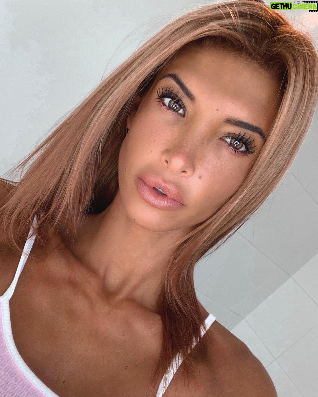 Mélanie Dedigama Instagram - Rien n’arrive par hasard ... 👀