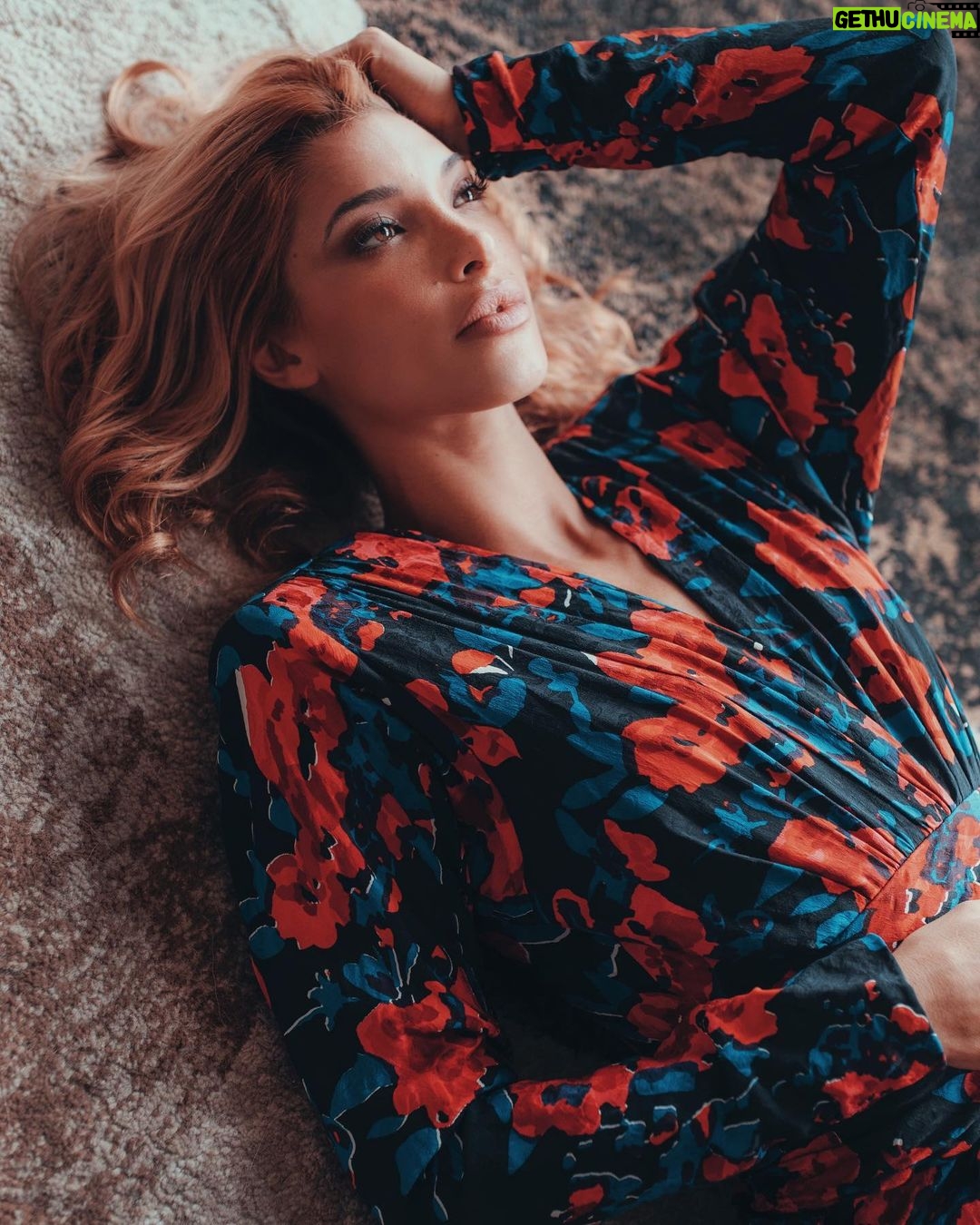 Mélanie Dedigama Instagram - ❤️ . #shooting #picoftheday #sundaymood #red #flowerstagram #dresses #love