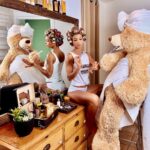 Mélanie Dedigama Instagram - Quand tu passes un week-end entre filles... Swipe !! 😜 Vous vous demandez sans doute ce que je fais avec un 🧸 géant dans ma salle de bain? Vous vous dites : « ça y est.., on a perdu MeL.., voila qu’elle se fait les ongles avec un ours…., elle est barjot 😳 » Et bein, détrompez vous.., je ne suis pas folle..🤪 Je vais même vous raconter une histoire incroyablement jolie… 💕 . ✨Il était une fois un vrai phénomène dans le quartier des Gobelins du 13ème arrondissement de Paris. ✨ Des dizaines de nounours se prennent pour des humains ; peut être que vous les avez croisés ma DediTeam?? ✨Ils sont généralement aux terrasses des cafés, dans les vitrines des boutiques, sur les bancs, aux arrêts de bus.., ils ont envahi tout le quartier et y en a même deux qui se sont mariés hier 😂😂 ! Allez voir leur Insta, c’est génial : @lesnounoursdesgobelins ! ✨Derrière cette dinguerie , y a Philippe 🧔🏻, le libraire du 25 avenue des Gobelins ! Philippe, c’est un mec cooooool 🤙🏽.. Avec ses nounours, il veut juste apporter du bonheur, de la bonne humeur et rassembler les gens de son quartier 🙌🏽 ! Et comme moi.., la bonne humeur.., j’adore.. 🤪, et bein, je lui ai demandé de me confier un nounours pour le week-end ! ✨J’avais trop envie de vous faire connaître cette initiative incroyable 🤗 Et vous.., vous connaissez aussi quelqu’un qui aime rendre les gens heureux? Racontez moi 😏 !! Je vous souhaite un bon dimanche ma #dediteam..🥰, amusez vous.., profitez de la vie.., riez ! Et brunchez avec une peluche pourquoi pas !!…, vous allez voir.., ça fait du bien au moral 🧸 ❤🧡💛💚💙 . 📸 @chryspics #photooftheday #instagood #beautifull #bear #lesnounoursdesgobelins #happygirl #goodvibesonly #live #love #laugh #mowgli