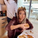 Mélanie Dedigama Instagram - Lui : « Chérie.., tu sais où est la galette? » Moi : « Euhhh..., Che Chais pas » 😂😂 . Alors.., vous aussi vous fêtez les Rois? Qui a eu la fève? 😬 Moi.., tous les ans, c’est la même histoire.., je m’avale la galette en entier.., au moins je suis sûre d’être la reine de la journée 👸🏽 Tagez un pote qui mange comme un goret.., que je vois si y a des gourmands !! 🤪 . Attention ⚠ Une 🐸 se cache dans cette photo 😂😂 Bon dimanche ma #dediteam. Love U ❤🧡💛💚💙 . 📸 @chryspics #photooftheday #galette #queen #happy #happygirl #goodvibesonly #live #love #laugh #mowgli