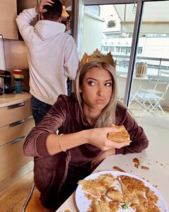 Mélanie Dedigama Instagram - Lui : « Chérie.., tu sais où est la galette? » Moi : « Euhhh..., Che Chais pas » 😂😂 . Alors.., vous aussi vous fêtez les Rois? Qui a eu la fève? 😬 Moi.., tous les ans, c’est la même histoire.., je m’avale la galette en entier.., au moins je suis sûre d’être la reine de la journée 👸🏽 Tagez un pote qui mange comme un goret.., que je vois si y a des gourmands !! 🤪 . Attention ⚠ Une 🐸 se cache dans cette photo 😂😂 Bon dimanche ma #dediteam. Love U ❤🧡💛💚💙 . 📸 @chryspics #photooftheday #galette #queen #happy #happygirl #goodvibesonly #live #love #laugh #mowgli
