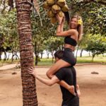 Mélanie Dedigama Instagram - Coucou ma DediTeam 😜 Je vous présente Mowgli et Baloo en train de faire leurs dernières courses avant de rentrer en France 😂😂😂 J’adore cette photo ; on est beaux non? 🐒🐻🤪 . C’est ça qui est génial au Sri Lanka.., y a qu’à tendre les bras 🤣 Nous depuis 10 jours, on ne se nourrit que de coco ou presque, on boit de la coco, on s’est même tartinés d’huile de coco sous le soleil ! 🥥 Y a de la coco partout 🌴🌴🥥 Je me rappellerai longtemps de ce voyage avec mon amoureux 🥰😍 . Et vous, quel est votre fruit préféré et pourquoi ? Ou celui que vous ne supportez pas 🤢 Vous avez bien une anecdote à me raconter? Genre éruption de boutons après avoir mangé des fraises lol 😂 Hâte de vous lire 😘 Bisous ma #dediteam ! I Love you ❤🧡💛💚💙 . 📸 @kevwestprod #photooftheday #coconutbowl #couplegoals #beauty #beautyful #srilanka #girl #happy #happygirl #goodvibesonly #live #love #laugh #mowgli