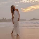 Mélanie Dedigama Instagram - Vous vous souvenez de mon secret? 🌎 "Une ville porte mon nom en hommage à mes ancêtres".. 🙌🏽 Et bien je vous assure, qu’il n’y a pas plus bel endroit sur terre pour moi, que les environs de Dedigama au Sri Lanka 🇱🇰 La mer 🌊 .., la jungle🌴.., les animaux🐾🐒.., tout sur mon île m’aide à me ressourcer ; d’ailleurs je n’ai même plus envie de rentrer 🤣🤣 . Et vous quel est l’endroit où vous pourriez vivre jusqu’à la fin de vos jours? L’endroit qui vous fait le plus de bien sur terre? . Rassurez vous..., si je rentre ce sera pour vous retrouver 😜 Gros bisous ma #DediTeam, miss you ❤🧡💛💚💙 📸 @kevwestprod #photooftheday #free #beauty #beautyful #srilanka #girl #happy #happygirl #goodvibesonly #live #love #laugh #mowgli Mirissa, Sri Lanka