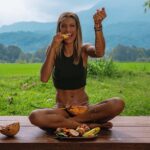 Mélanie Dedigama Instagram - Hello ma DediTeam !! Vous savez à quoi ça ressemble Mowgli qui prend son petit dej au Sri Lanka?? Et bein.., ça ressemble à ça 😂😂 Retour à l’état sauvage quoi..! 🌴🐒🤪 . Et vous? Vous êtes plutôt : table, couteau et fourchette.., ou comme moi, assise par terre et qui mange avec ses doigts?? 😉 Gros bisous ma #DediTeam ❤🧡💛💚💙 et n’oubliez pas de manger 5 fruits et légumes par jour, c’est bon pour la santé......, et pour le moral 😂😂 📸@kevwestprod #photooftheday #wild #free #beauty #beautyful #srilanka #girl #happy #happygirl #goodvibesonly #live #love #laugh #mowgli Jetwing Kaduruketha