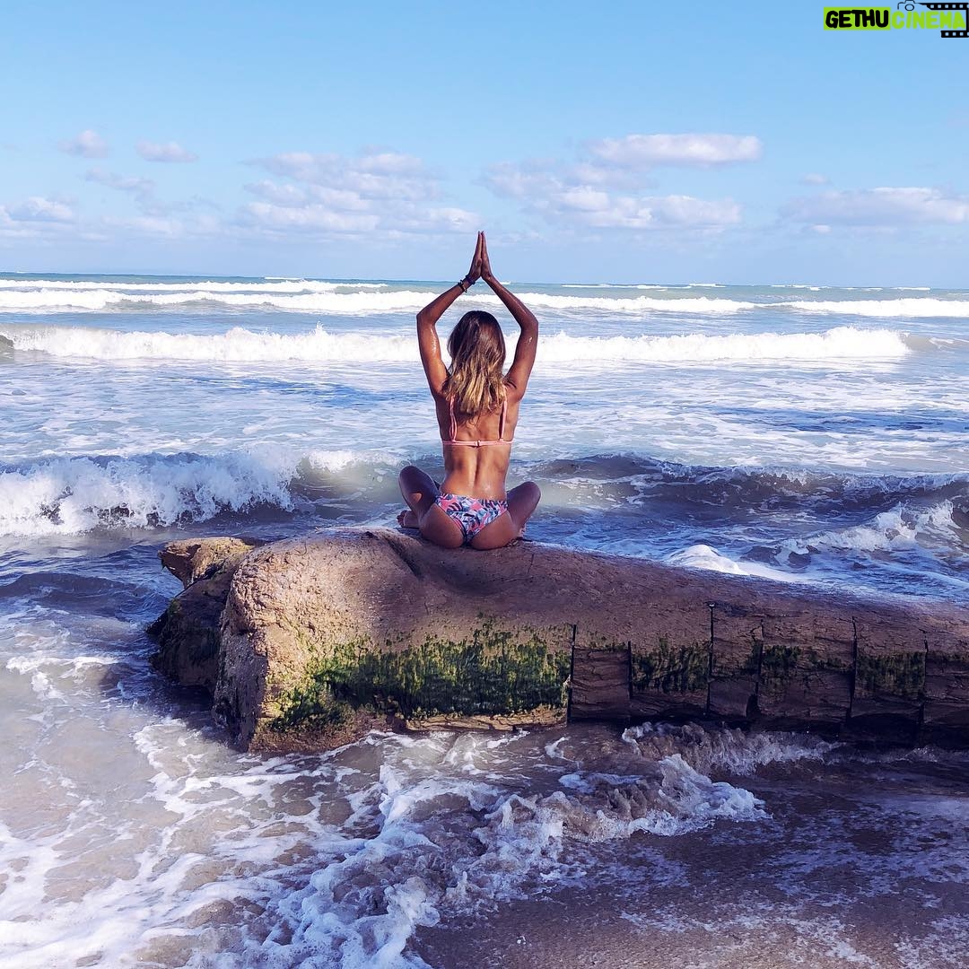 Mélanie Dedigama Instagram - 🙏🏽☀️🌎💙 #picoftheday #thinkpositive #goodvibes #onlylove #picture #bikini #fit #body #beach #karma #strong #time #sexy #girl #back #love #moment #DediTeam 👊🏽