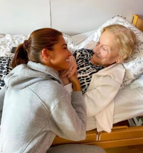 Mélanie Dedigama Instagram - À toi ma petite Mamie que j’aime plus que tout avec ma fille merci d’avoir tjs été la pour moi dans les bons comme les moments les plus durs de ma vie tu es a jamais la femme de ma vie ❤️ . J’espère plus que tout que tu resteras encore longtemps parmi nous malgré toutes ces difficultés que tu traverses en ce moment… 😔🥺 . je t’aime infiniment et pour l’éternité ♾❤️🥹 . #familyfirst #mamie #mylove #mylife #family Geneva, Switzerland