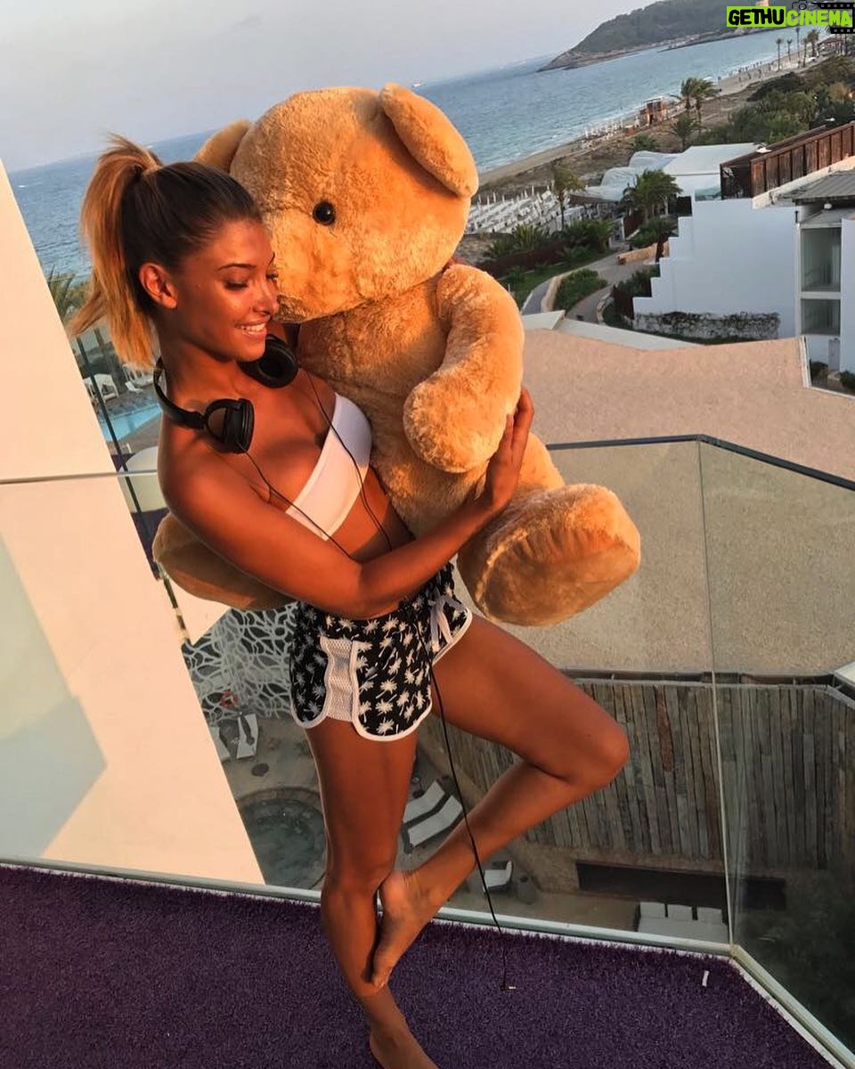 MΓ©lanie Dedigama Instagram - π»β€ bye bye IBIZAAA βοΈππ€π½ Bonne semaine Γ tous... πππ #IBIZA #somuchlove #teddybear Hard Rock Hotel Ibiza
