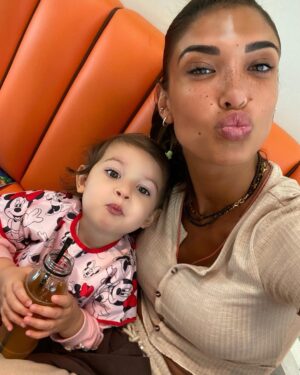 Mélanie Dedigama Instagram - With my best friend 🥰😘 

.

#momlife #daughter #sweetybaby #kiss #weekend ✌🏽
