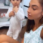 Mélanie Dedigama Instagram - Qui fait des bêtises ? 😅 . Bon dimanche à tous on vous aime ❤️ . #mybaby #iloveher #cutebaby #sundayfunday