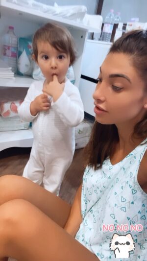 Mélanie Dedigama Instagram - Qui fait des bêtises ? 😅

.

Bon dimanche à tous on vous aime ❤️

.

#mybaby #iloveher #cutebaby #sundayfunday