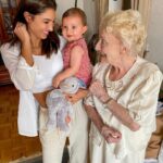 Mélanie Dedigama Instagram - La photo de mes rêves 🥰🤲🏽❤️ . Vous n’imaginez même pas la sensation indescriptible que j’ai pu ressentir et à quel point j’ai été la plus heureuse de présenter à l’être le plus cher de mon Coeur l’être le plus précieux de toute mon existence !!! . Les 2 femmes de ma vie réunies 🙏🏽 je remercie le ciel de m’avoir permise de vivre ce moment si magique ou ma Mamie rencontre ma fille ❤️ . Les moments les plus simples sont les plus beaux et les plus précieux ! . Je vous aime ❤️ . #family #familytime #loveyousomuch