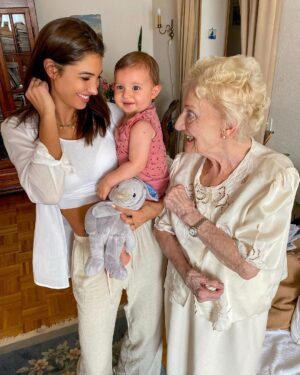 Mélanie Dedigama Instagram - La photo de mes rêves 🥰🤲🏽❤️

.

Vous n’imaginez même pas la sensation indescriptible que j’ai pu ressentir et à quel point j’ai été la plus heureuse de présenter à l’être le plus cher de mon Coeur l’être le plus précieux de toute mon existence !!! 

.

Les 2 femmes de ma vie réunies 🙏🏽 je remercie le ciel de m’avoir permise de vivre ce moment si magique ou ma Mamie rencontre ma fille ❤️

.

Les moments les plus simples sont les plus beaux et les plus précieux ! 

.

Je vous aime ❤️ 

.

#family #familytime #loveyousomuch