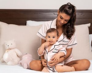 Mélanie Dedigama Instagram - Ma mini moi 💞

.

J’aime trop cette photos j’adore nos pijamas 💗 

.

.

#babylove #mamaninlove