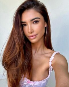 Mélanie Dedigama Instagram - La boucle est bouclée. J’ai préférée abandonné pour mon bien être psychologique plutôt que de continuer à subir et me faire autant de mal. J’ai fait un choix égoïste mais nécessaire pour mon bien être et ma santé mentale. Je vous laisse lire attentivement pour ceux que cela intéressent, les textes mis juste ci-dessus. J’ai trop longtemps laisser faire les choses sans ne jamais rien dire jusqu’à peu, en accusant le coup à chaque fois et pendant trop longtemps... aujourd’hui c’est terminé. Les textes comportent 1/4 de tout ce qui a pu se passer, et de ce que cette personne m’a fait subir, j’allais pas non plus écrire un bouquin vous m’excuserez. Se racheter une image fausse sur le dos de qqun c’est malheureusement pas la première fois et ça ne sera malheureusement pas la dernière pour cette personne assoiffée de buzz ! Je préfère dire ce que j’ai à dire et ce que je ressens et me sentir soulagée d’un poid énorme et ce que j’ai pu ressentir durant toutes ces années plutôt que devoir encore subir injustement la méchanceté de cette personne qui se fait passer pour ce qu’elle n’est pas. Libre à vous de pensez ce que vous voulez. Bonne lecture. #laa7 #lesapprentisaventuriers