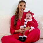 Mélanie Dedigama Instagram - On vous souhaite un merveilleux Noël 🤶🏽🌲🎁❤️ . Profitez bien de votre famille de vos proches 🥰 . Une énorme pensée à tous ceux qui sont seuls ❤️ qui n’ont pas la chance de pouvoir profiter de leur famille. . Merci @vinclrq pour le plus merveilleux cadeau de notre vie : Naya ❤️🙏🏽🥰😍 . #merrychristmas #noel #family #loveyou Greenland