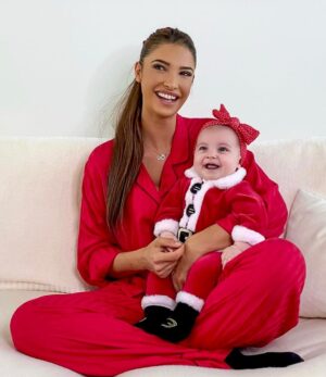 Mélanie Dedigama Instagram - On vous souhaite un merveilleux Noël 🤶🏽🌲🎁❤️ 

.

Profitez bien de votre famille de vos proches 🥰

.

Une énorme pensée à tous ceux qui sont seuls ❤️ qui n’ont pas la chance de pouvoir profiter de leur famille. 

.

Merci @vinclrq pour le plus merveilleux cadeau de notre vie : Naya ❤️🙏🏽🥰😍

. 
#merrychristmas #noel #family #loveyou