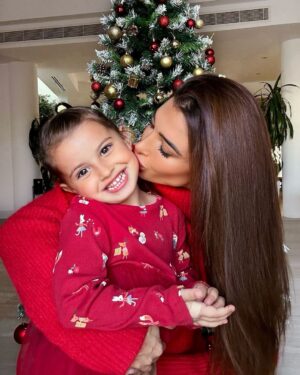 Mélanie Dedigama Instagram - Mon plus beau cadeau c’est TOI ♥️

.

Encore un joyeux Noël à vous tous les copains 🎁🎄🎅🏼

.

Une énorme pensée à toutes les personnes seules en ce jour si spécial… 🫶🏽

.

On vous Aime ♥️

#merrychristmas