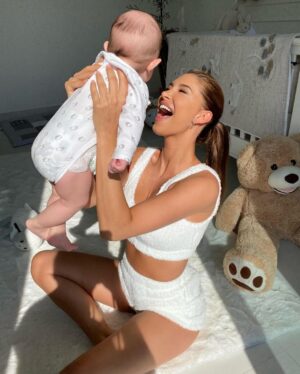 Mélanie Dedigama Instagram - L’amour inconditionnel ♾ 
Et dire qu’il y’a à peine quelques mois elle était encore dans mon ventre ... 
c’est dingue comme le temps passe vite ...