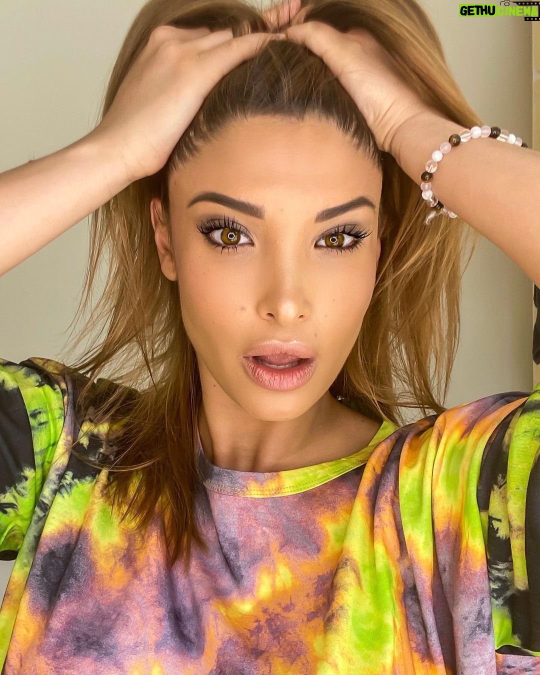 Mélanie Dedigama - 111.5K Likes - Ma tête quand 🤪 : - je pense à tous ce que je dois encore faire et acheter pour l’arrivée de bébé. 👶🏻 . - quand je réalise tous les kilos que j’ai pris en 7 mois (+25) 🍩🍭🍪🍰🍔🍟🌭🌮🥪 . - à tous ce que je ne connais pas concernant bébé 🍼🧸 ( heureusement que vous êtes toutes là pour m’aider et me donner de précieux conseils 🙏🏽❤️) . - à @vinclrq qui à manger la dernière mousse au chocolat 🍫 !
#goodvibes #sunday #confinement #selfie #mood #picoftheday #love