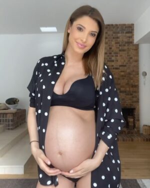 Mélanie Dedigama Instagram - +23kg d’Amour 🖤
.
#pregnant #baby #pregnancy #confinement #onpasseletemps ✌🏽