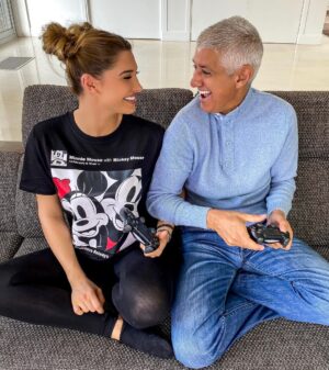 Mélanie Dedigama Instagram - D’après vous, qui sera le plus fort 💪🏽🎮 ? .
Papa ou Moi ? .

Quoi qu’il en soit on vous souhaite un superbe dimanche profitez bien de votre famille et amis !!!! .
Je vous Aime ❤️ .

#player #videogames #daddy #familytime #bestmoments #sunday #goodvibes