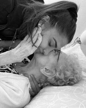 Mélanie Dedigama Instagram - Joyeux anniversaire ma petite Mamie 🥹♥️

.

Toi que j’aime de tout mon cœur de toute mon âme 🤲🏽 merci d’être la meilleure mamie du monde, ma plus fidèle confidente depuis toujours. 

.

Tu es là plus merveilleuse des personnes que j’ai pu rencontrer un jour dans ma vie je t’aimeeee infiniment et pour l’éternité ♾️ 

.

Merci d’être toi et d’avoir toujours été la pour moi je t’en suis reconnaissante à jamais 🙌🏽♥️ 

.

#family #truelove #youandme