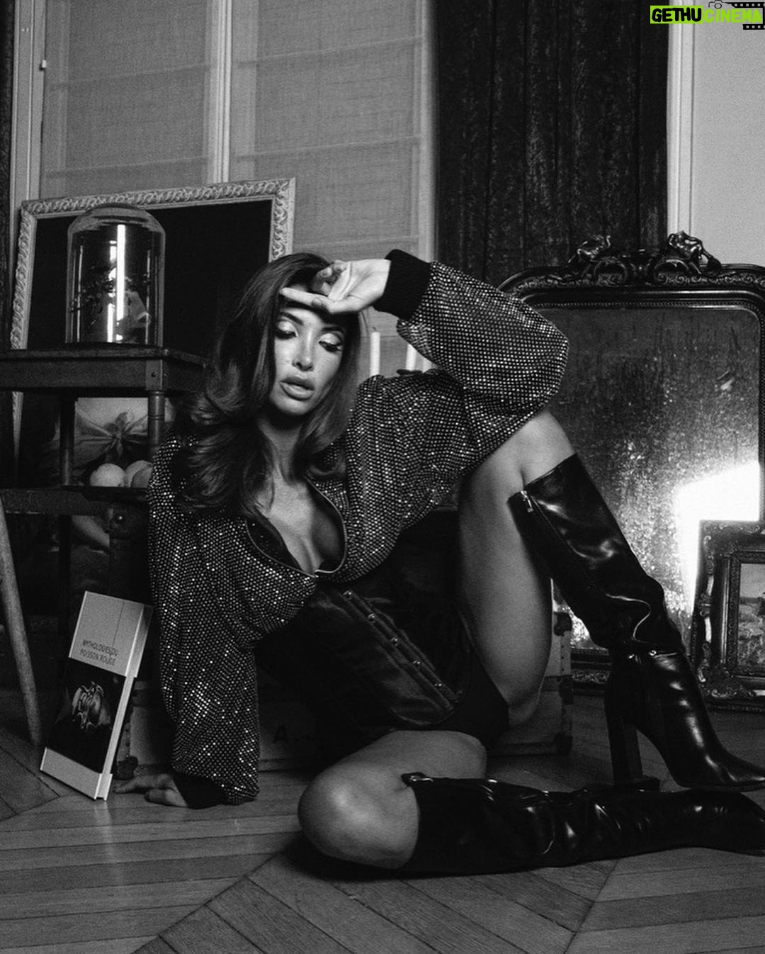 Mélanie Dedigama Instagram - Le week-end était cool 😎✌🏽 . Photo @stefanierenoma Beauty @dorianjollet Styling @renomaparisofficiel Editing @raphael_say . #shooting #beauty #maurice #paris #sexy #photographer Renoma Paris